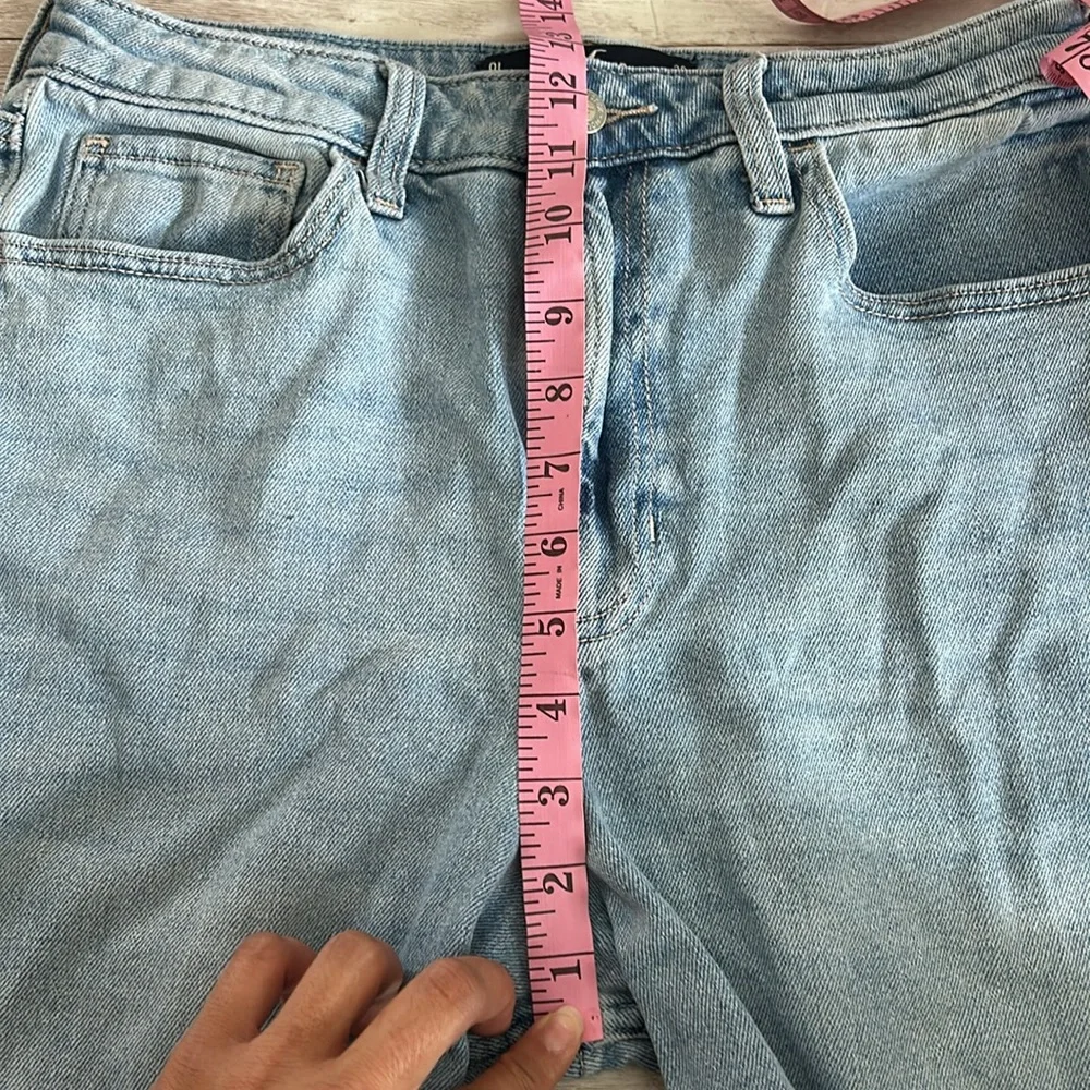 Hollister Ultra High Rise Vintage Straight Distressed Light Wash Jeans - Picture 11 of 13